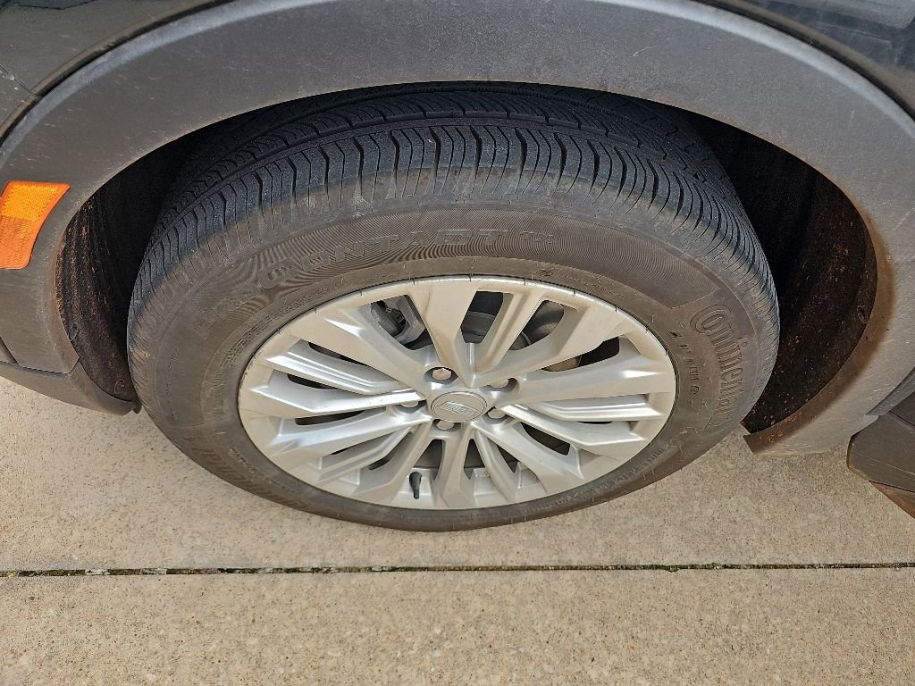 Used 2024 Cadillac XT4 Luxury w/ Cold Weather Package FWD image 12
