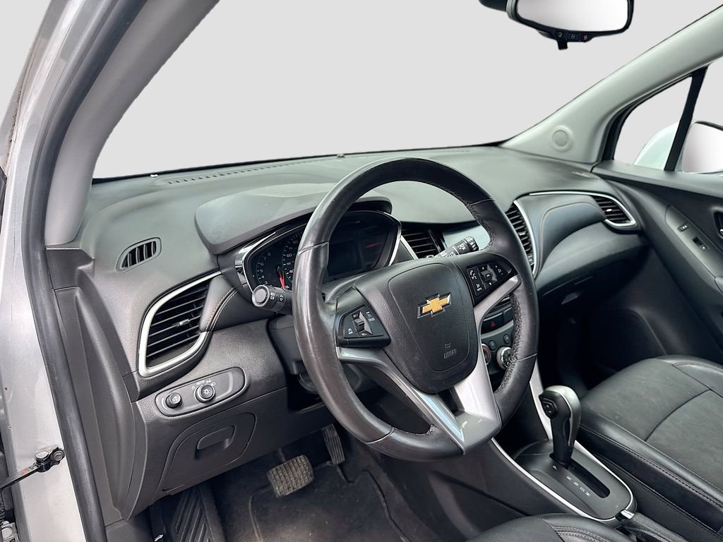 Used 2017 Chevrolet Trax LT w/ LT Convenience Package AWD/4WD image 9