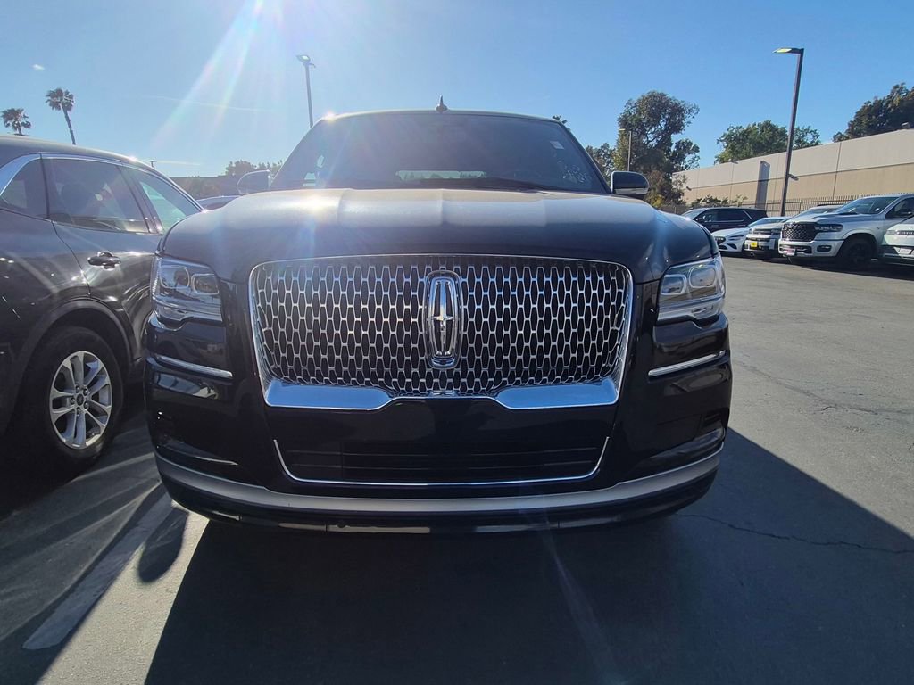 Used 2024 Lincoln Navigator Reserve image 3