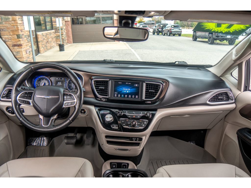 Used 2019 Chrysler Pacifica Touring-L image 12