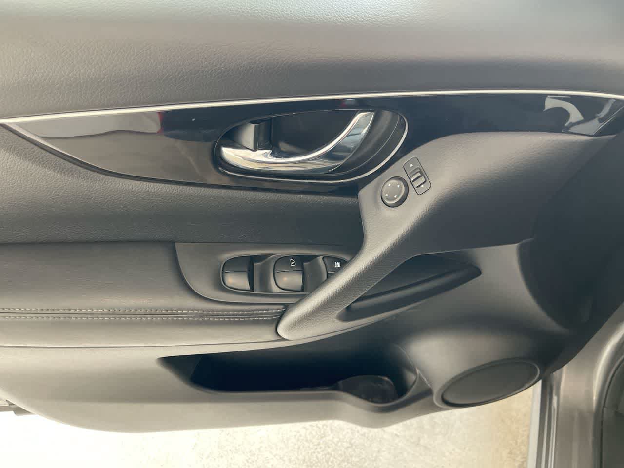 Used 2018 Nissan Rogue Sport SL AWD/4WD image 13