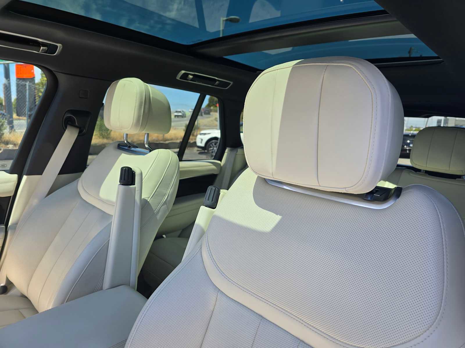 Used 2023 Land Rover Range Rover SE image 26