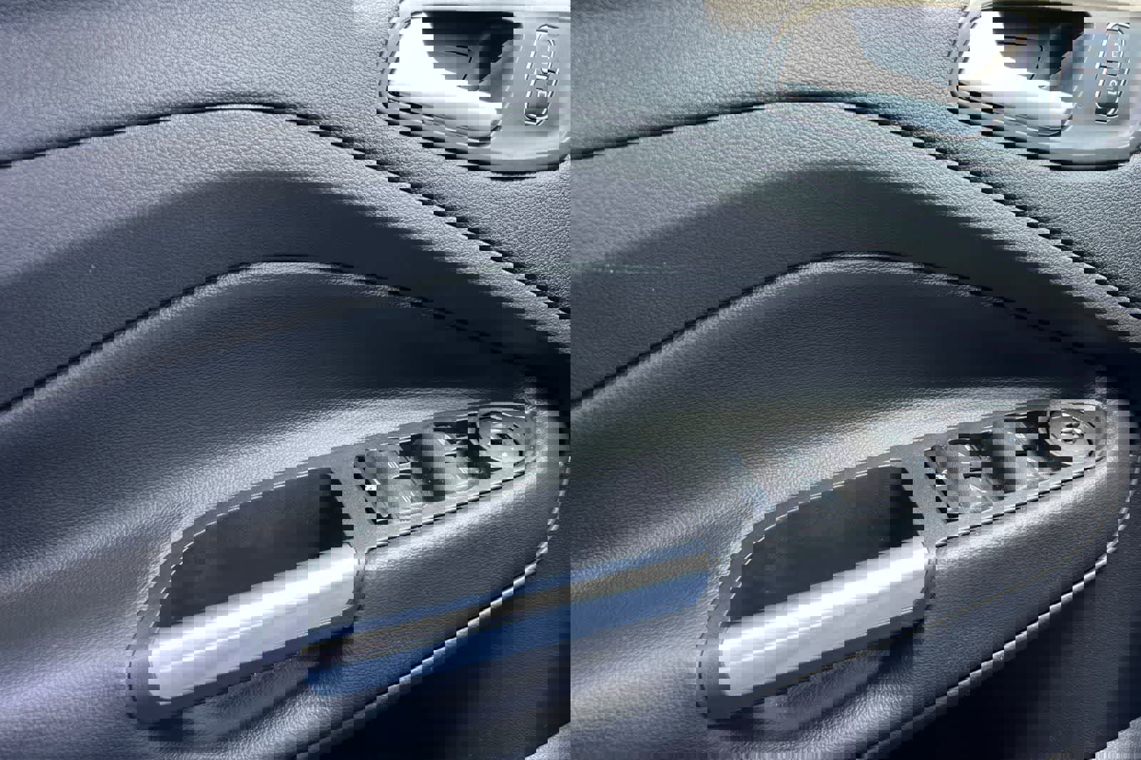 Used 2018 Ford Escape SE w/ SE Sport Appearance Package image 15