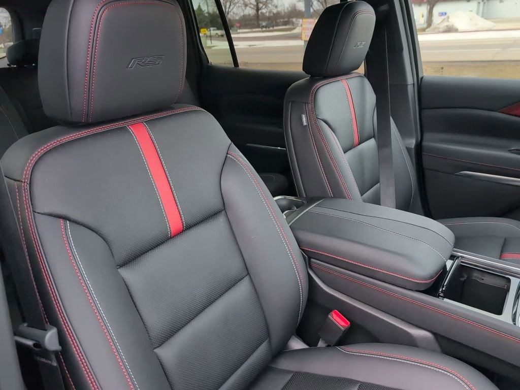 Used 2025 Chevrolet Traverse RS image 36