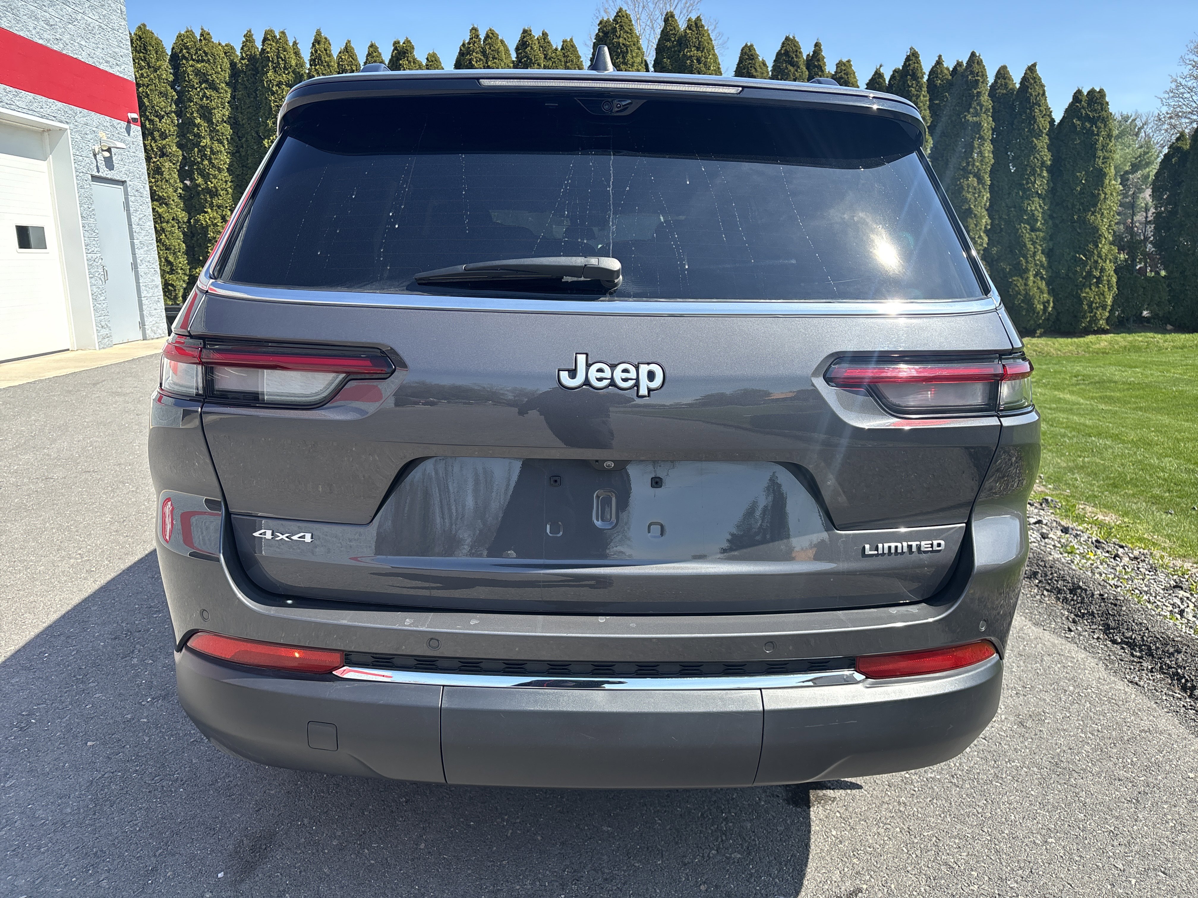 Used 2025 Jeep Grand Cherokee L Limited w/ Luxury Tech Group II image 4