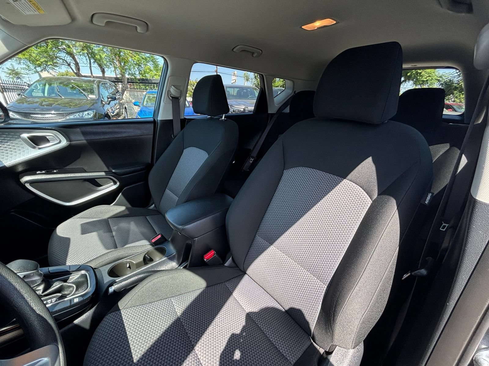 Used 2025 Kia Soul LX w/ LX Technology Package FWD image 35