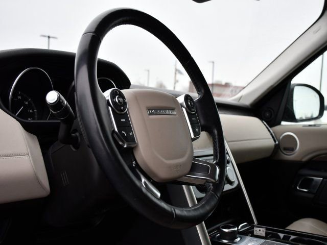 Used 2017 Land Rover Discovery HSE image 11