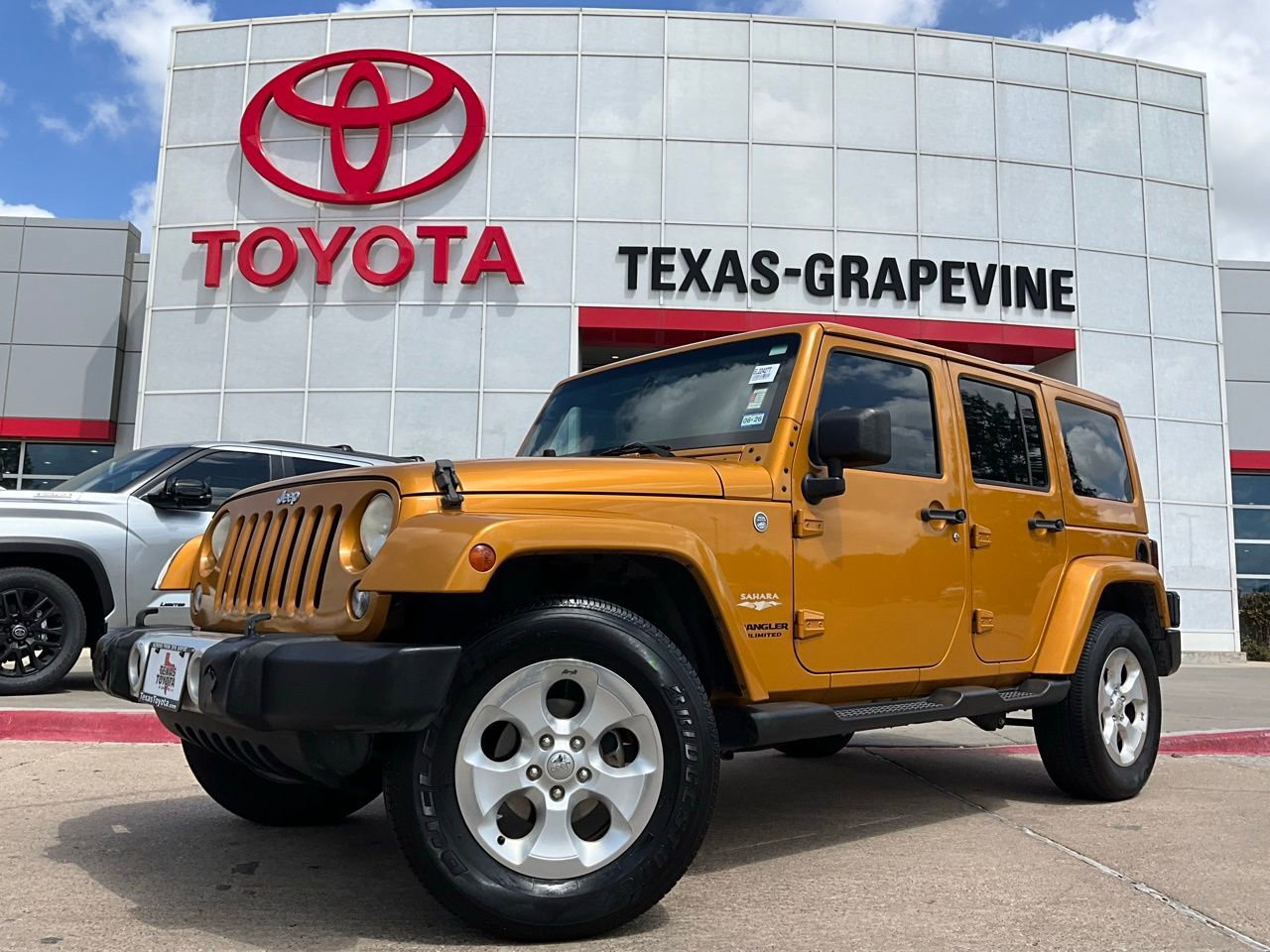 Used 2014 Jeep Wrangler Unlimited Sahara w/ Connectivity Group AWD/4WD image 2