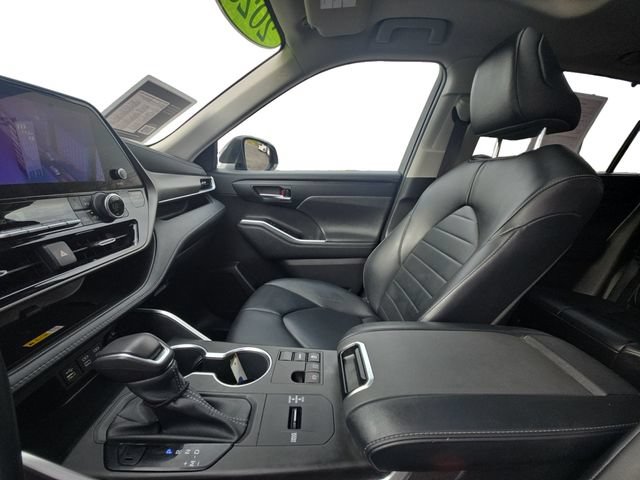 Used 2023 Toyota Highlander XLE FWD image 11