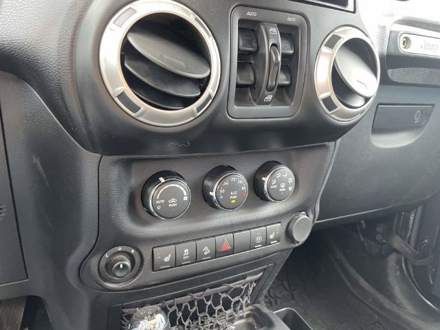 Used 2017 Jeep Wrangler Unlimited Sahara w/ Connectivity Group AWD/4WD image 33