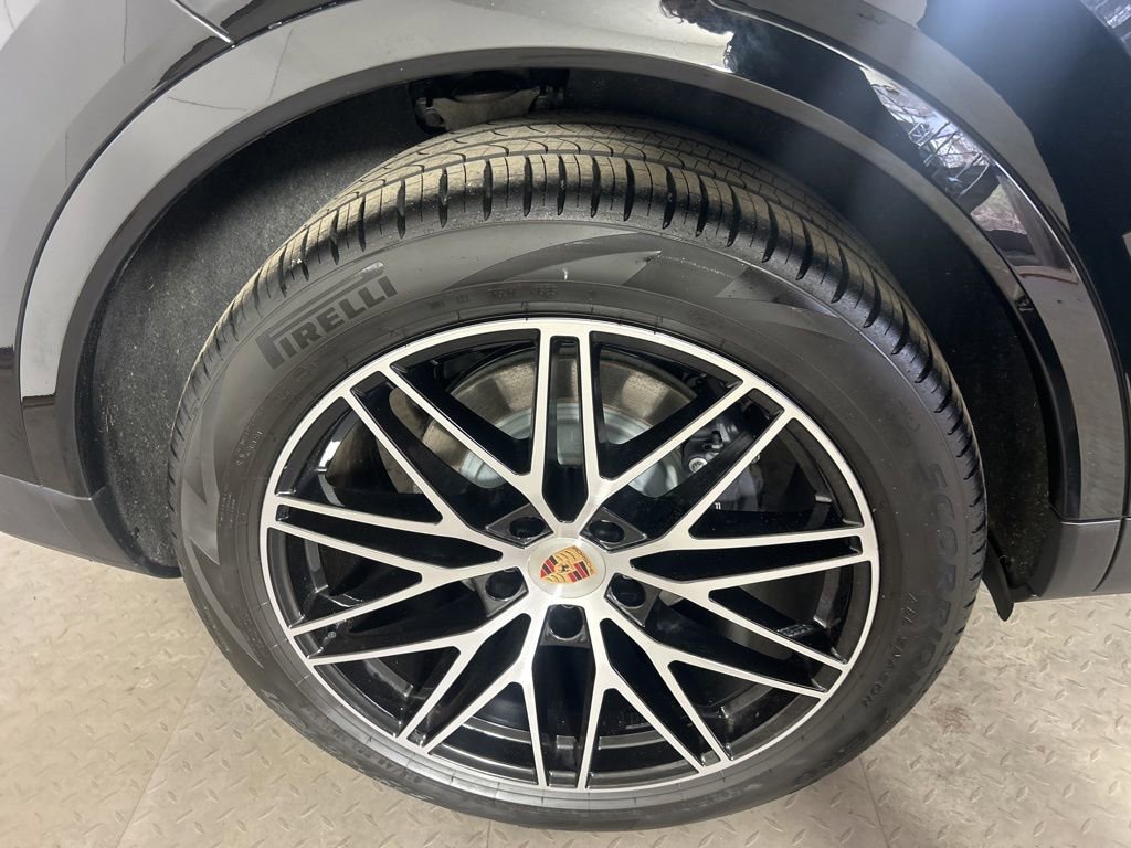 Certified 2026 Porsche Cayenne Coupe image 12