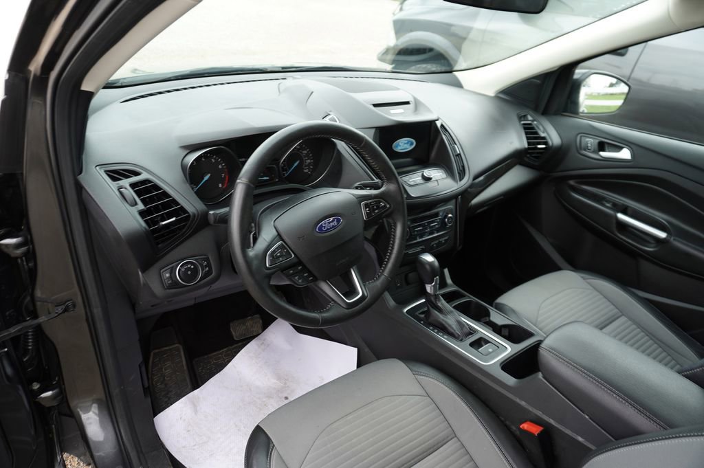 Used 2017 Ford Escape SE w/ Equipment Group 201A image 3