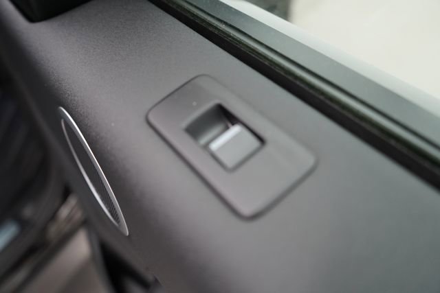 Used 2024 Land Rover Discovery S image 33