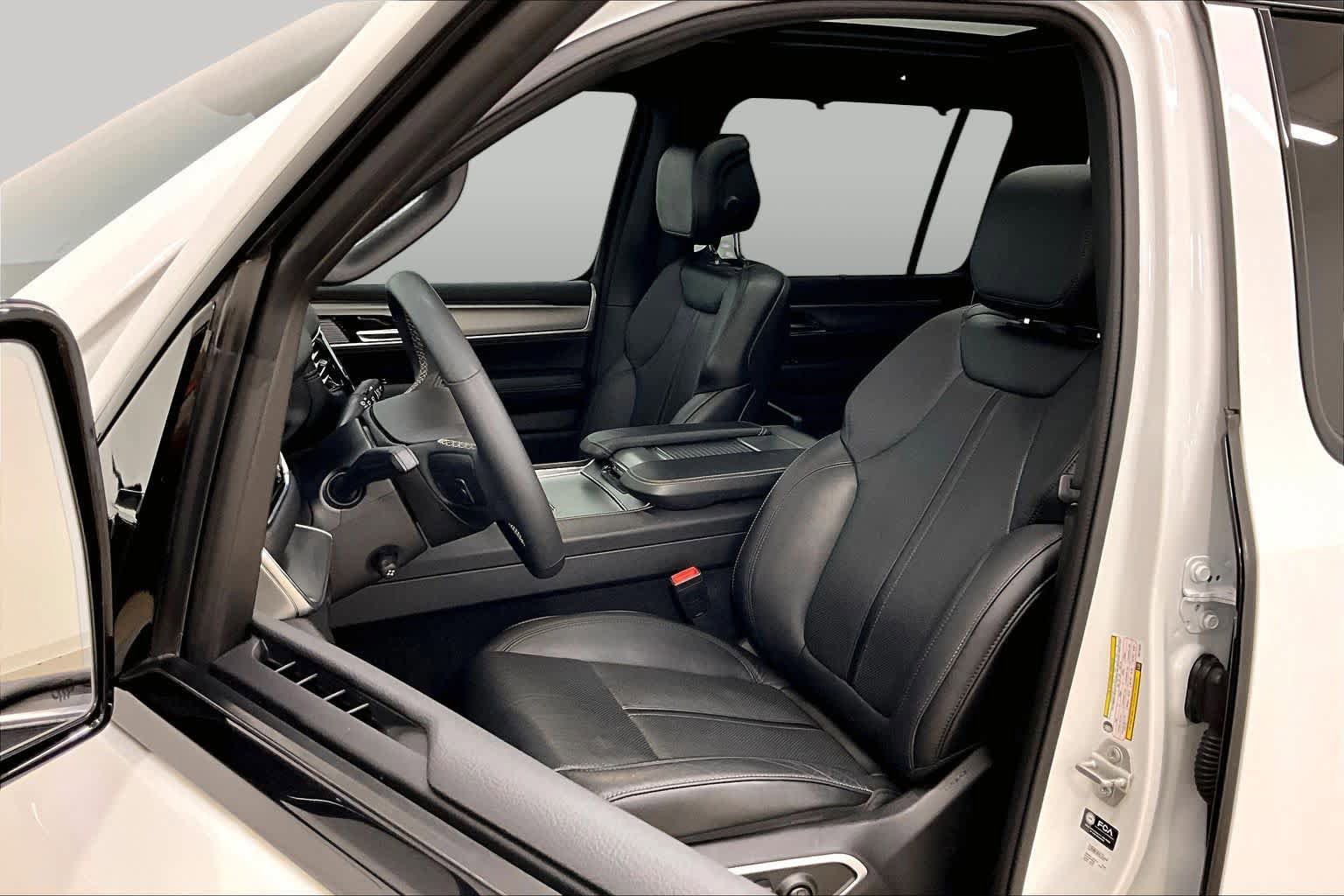 Used 2024 Jeep Wagoneer Series II w/ Convenience Group I RWD image 8