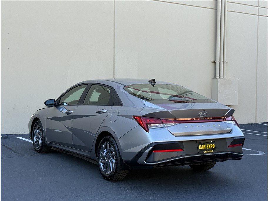 Used 2024 Hyundai Elantra Blue FWD image 4