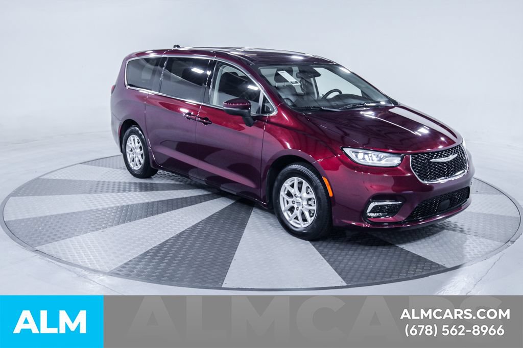 Used 2023 Chrysler Pacifica Touring-L FWD image 14