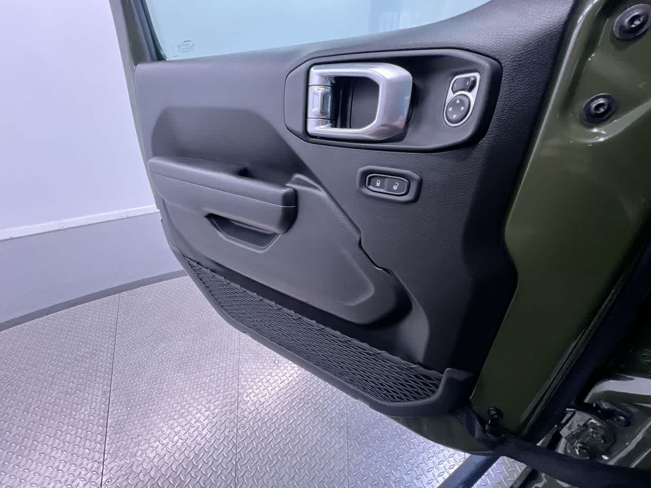 Used 2024 Jeep Wrangler Unlimited w/ Convenience Group AWD/4WD image 33