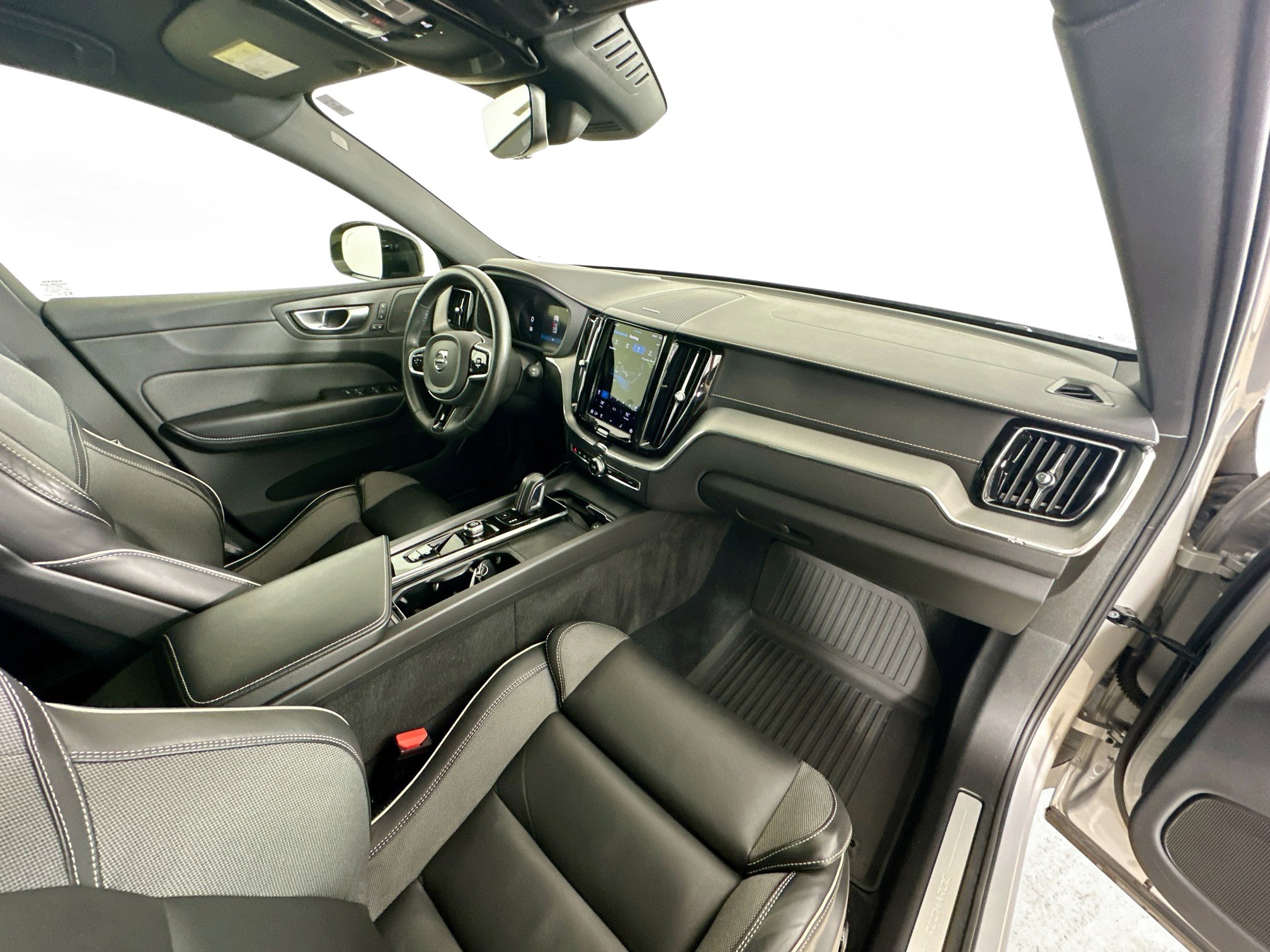 Used 2022 Volvo XC60 T8 R-Design w/ Advanced Package image 39