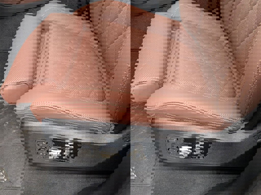 New 2025 BMW X7 xDrive40i w/ Premium Package image 14