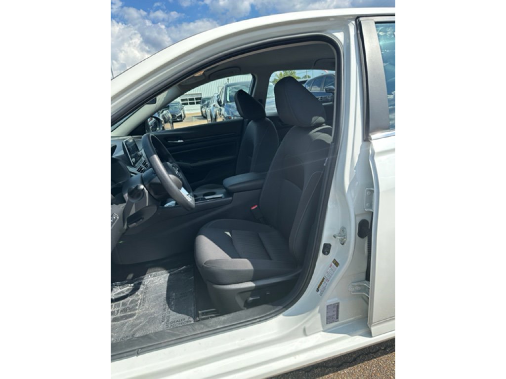 Used 2025 Nissan Altima 2.5 SV image 8