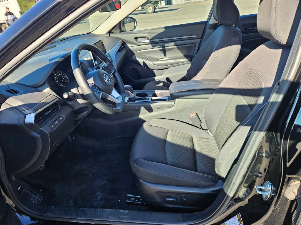 Used 2025 Nissan Altima 2.5 SV FWD image 13