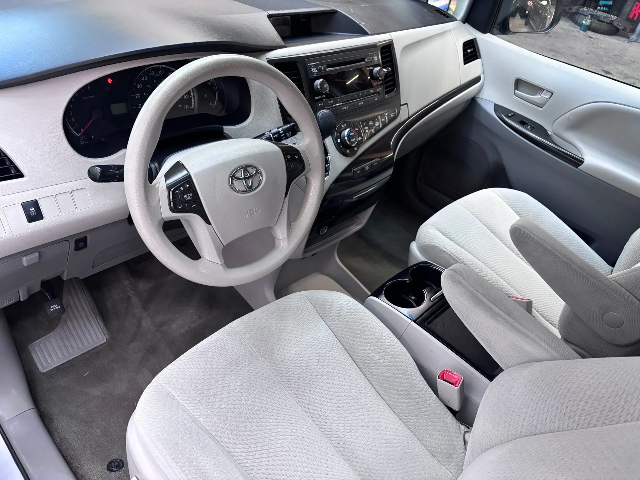 Used 2014 Toyota Sienna LE FWD image 7