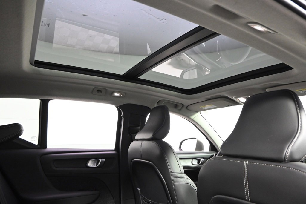 Used 2025 Volvo XC40 B5 Plus image 17