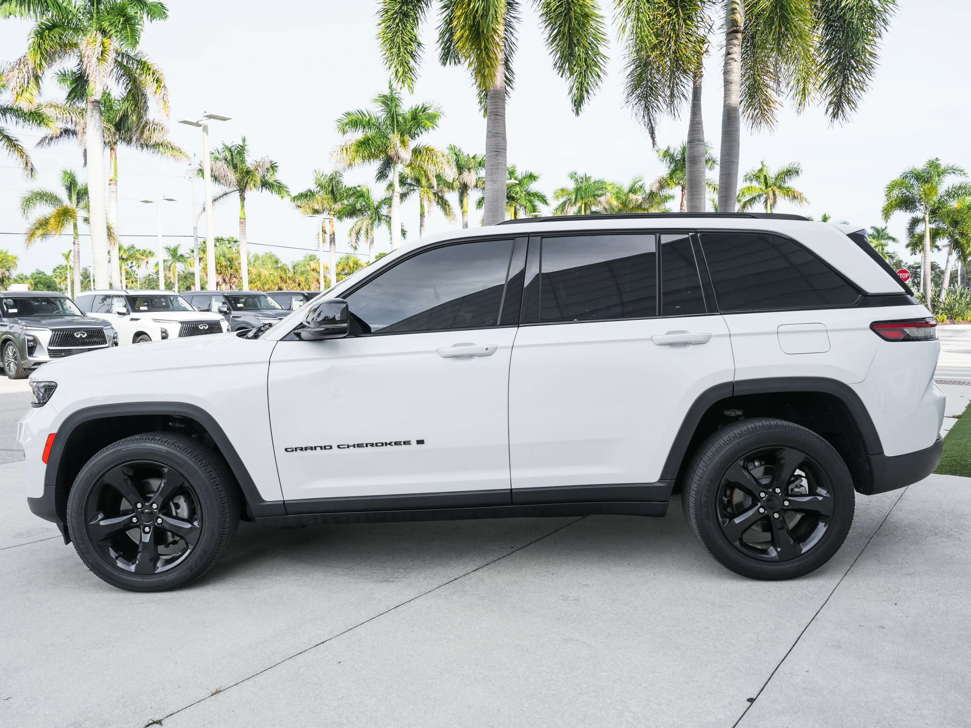 Used 2023 Jeep Grand Cherokee Altitude AWD/4WD image 7
