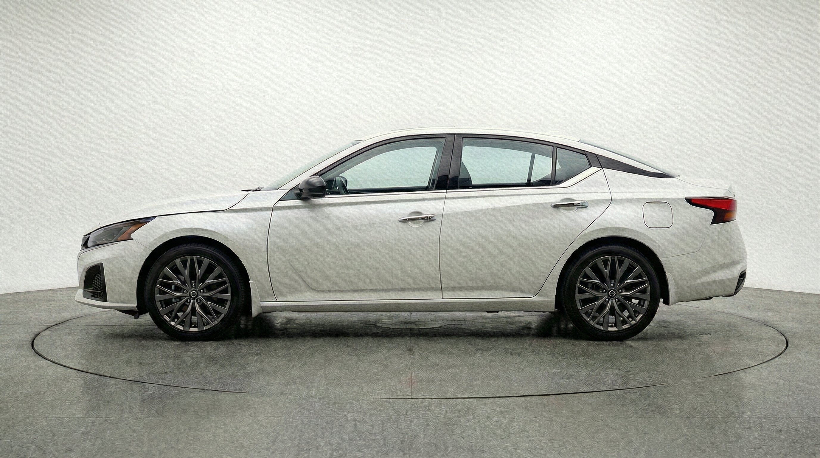 Used 2025 Nissan Altima 2.5 SV FWD image 5