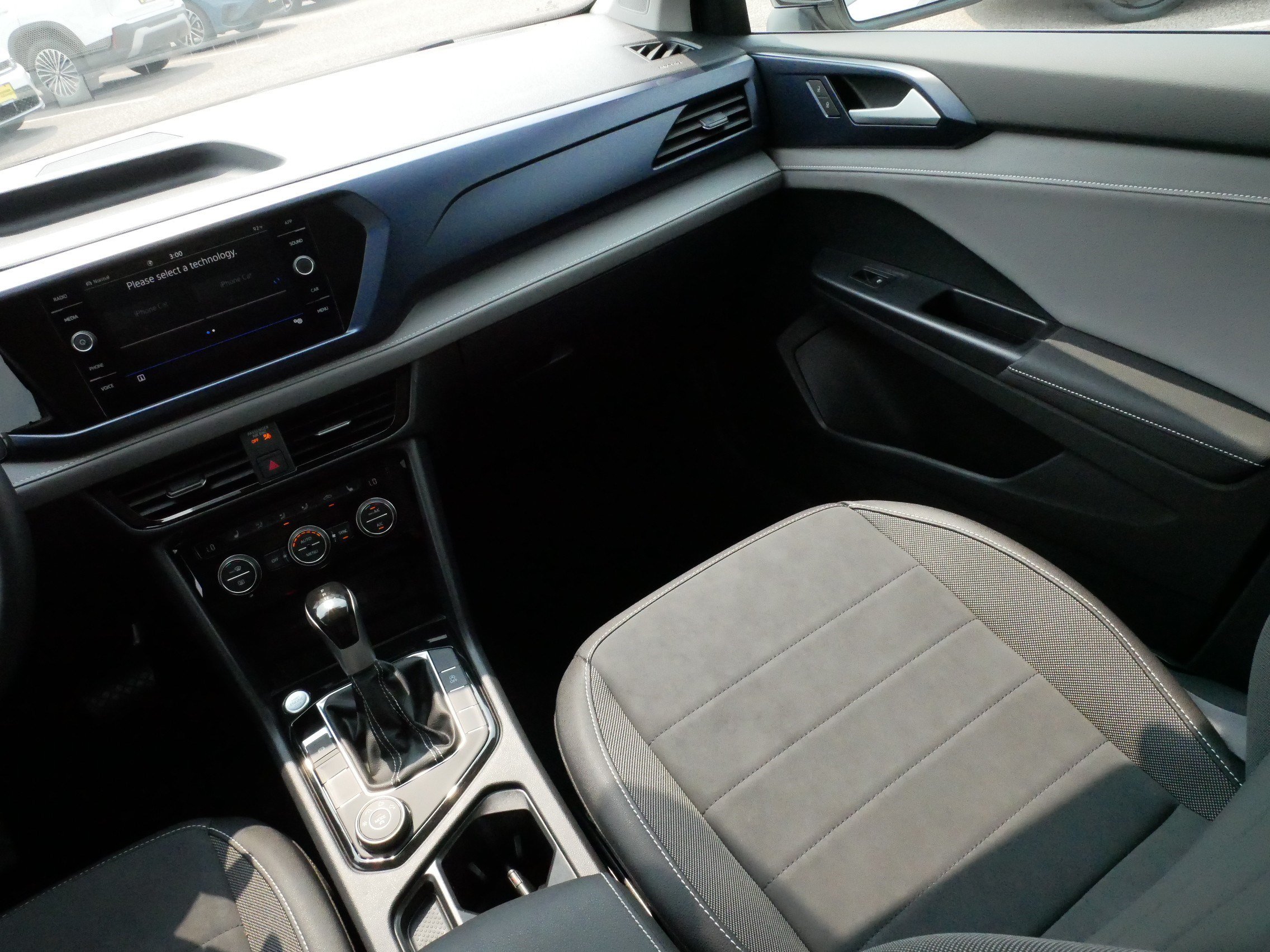 Used 2024 Volkswagen Taos SE w/ Panoramic Sunroof Package AWD/4WD image 11