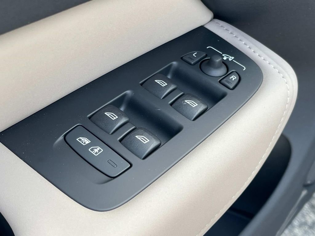 New 2026 Volvo XC60 B5 Plus w/ Protection Package Premier image 22