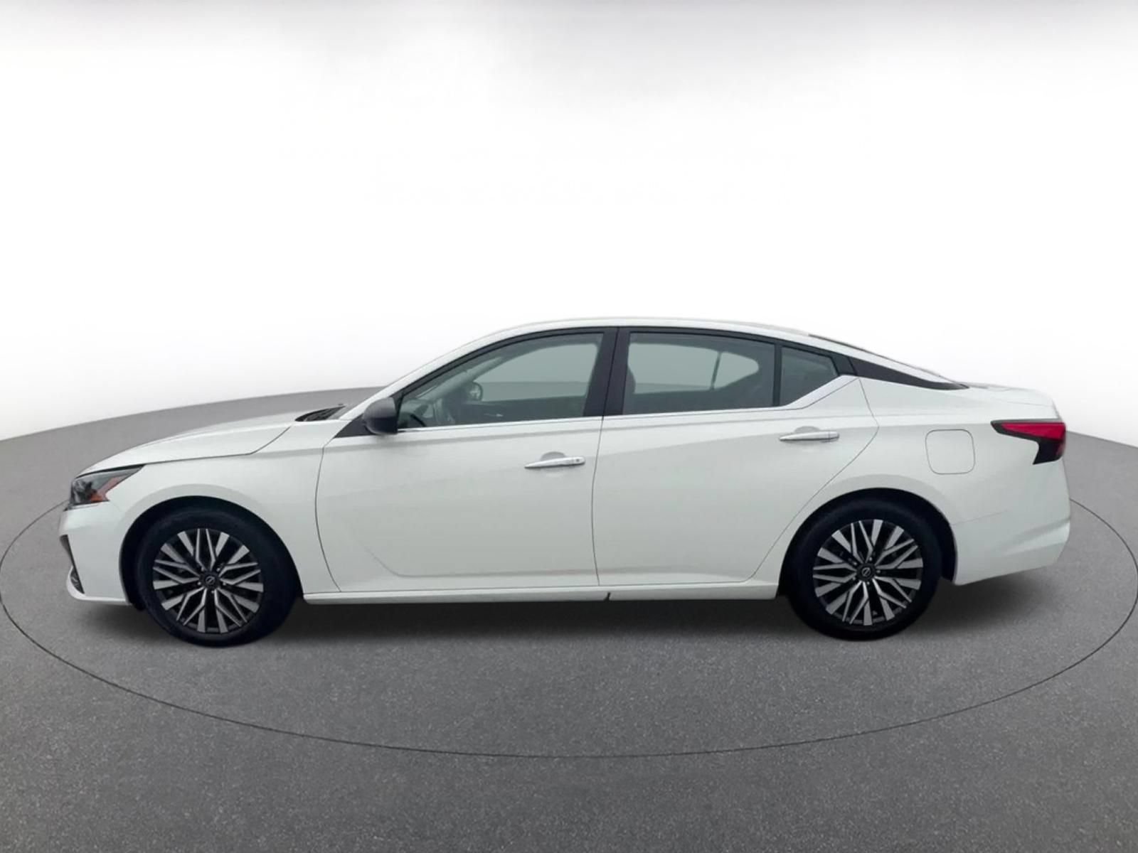 Used 2025 Nissan Altima 2.5 SV FWD image 9