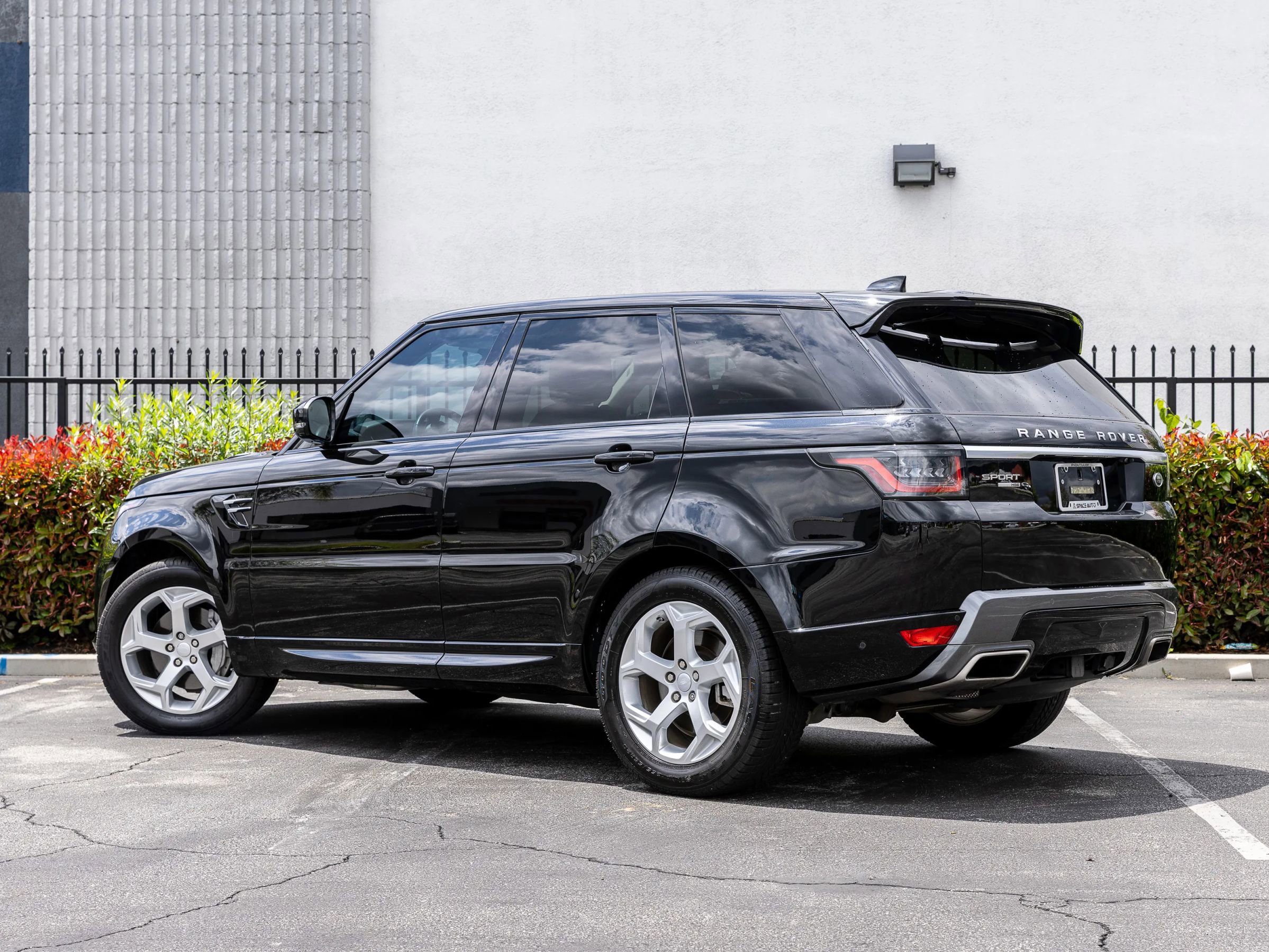 Used 2018 Land Rover Range Rover Sport HSE AWD/4WD image 4