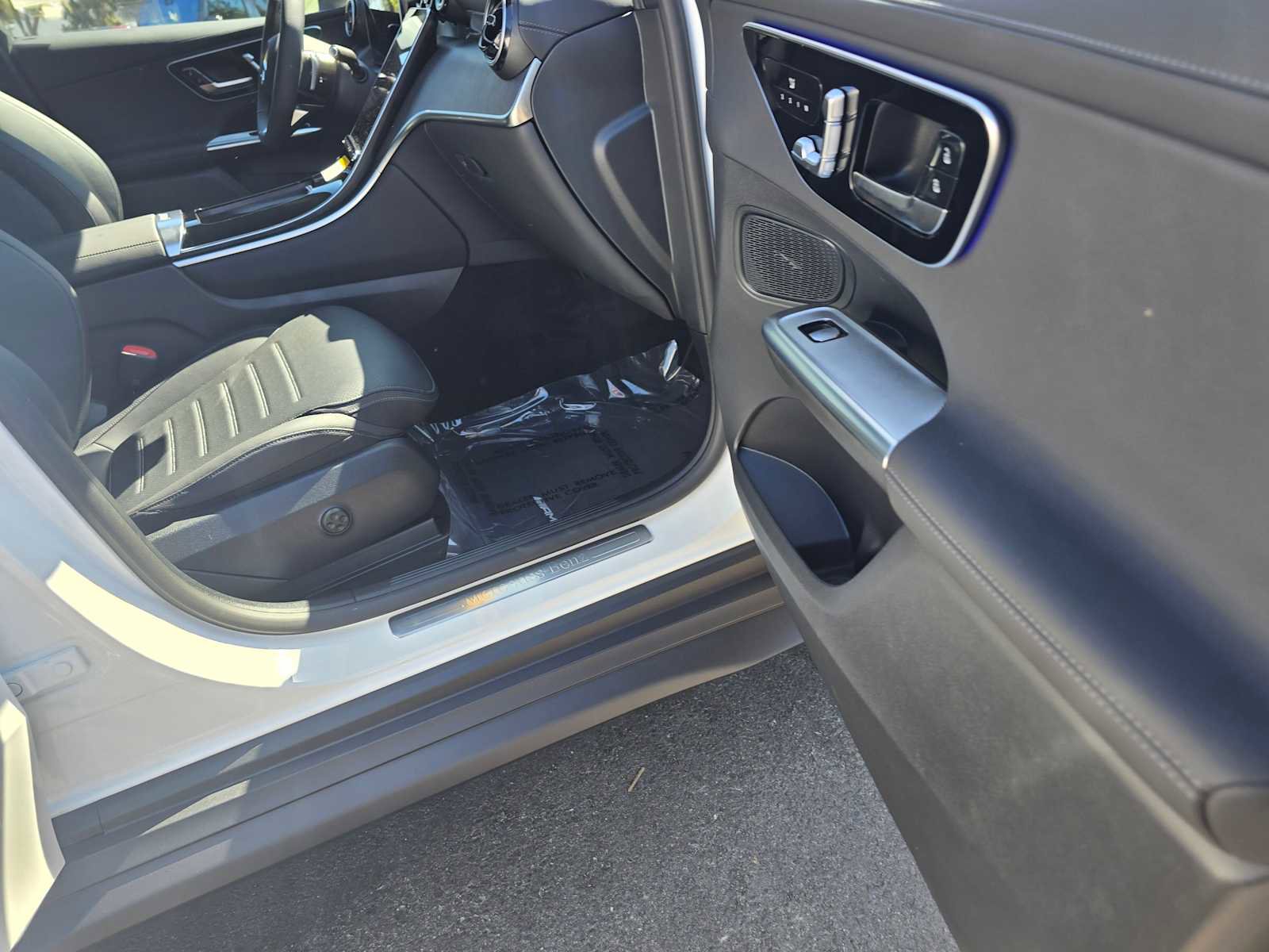 Used 2025 Mercedes-Benz GLC 350e 4MATIC image 10
