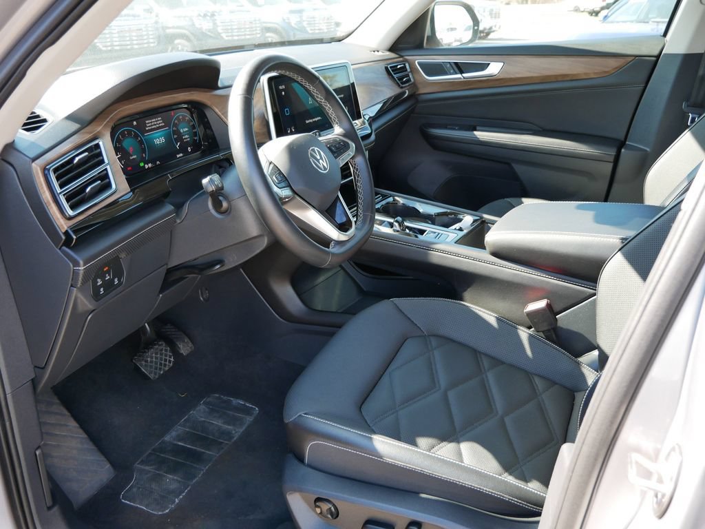Used 2025 Volkswagen Atlas SE AWD/4WD image 14