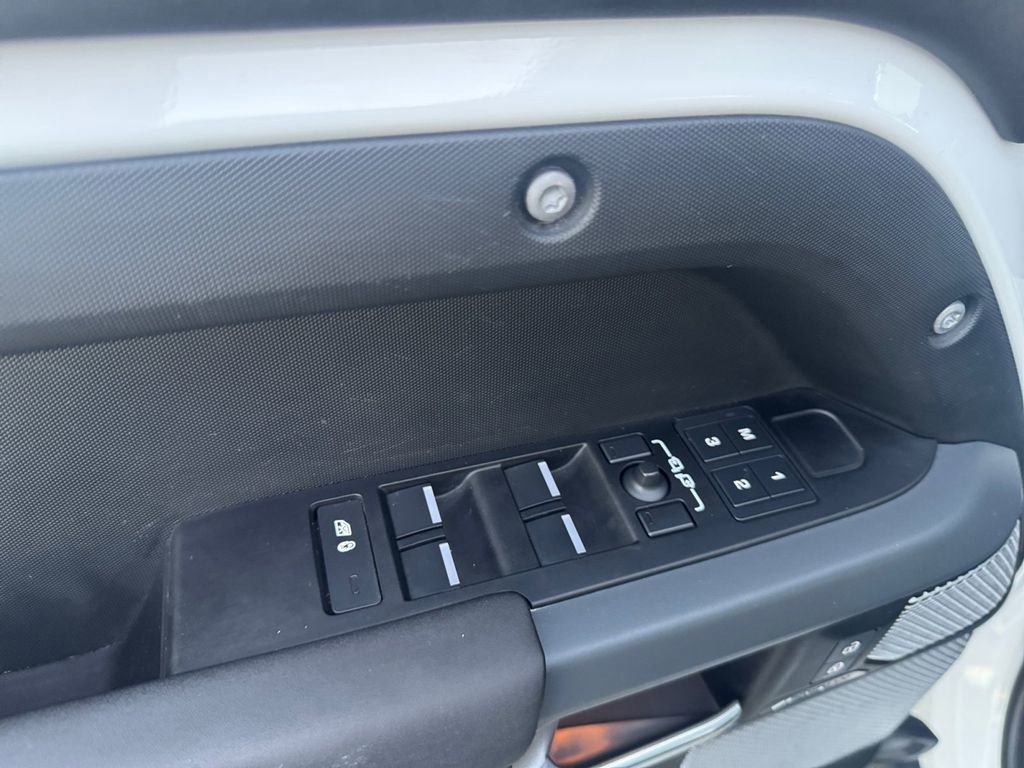 Used 2024 Land Rover Defender 130 X-Dynamic SE image 16