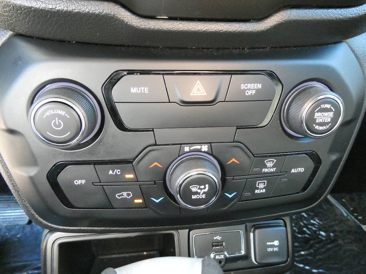 Used 2019 Jeep Renegade Latitude w/ Cold Weather Group FWD image 17