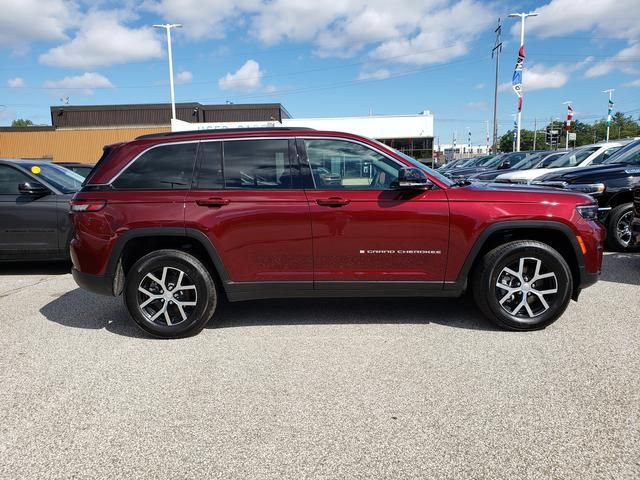 Used 2025 Jeep Grand Cherokee Limited w/ Trailer Tow Package AWD/4WD image 2
