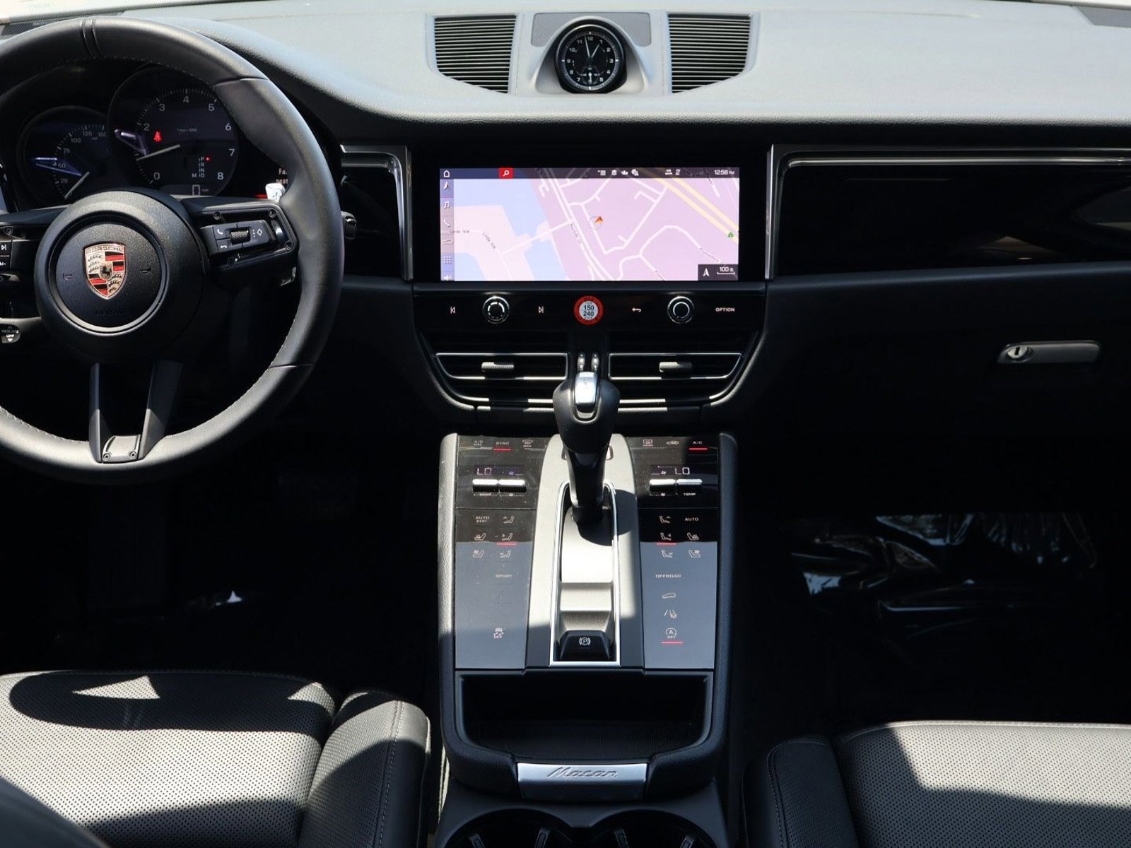 Certified 2025 Porsche Macan AWD/4WD image 20