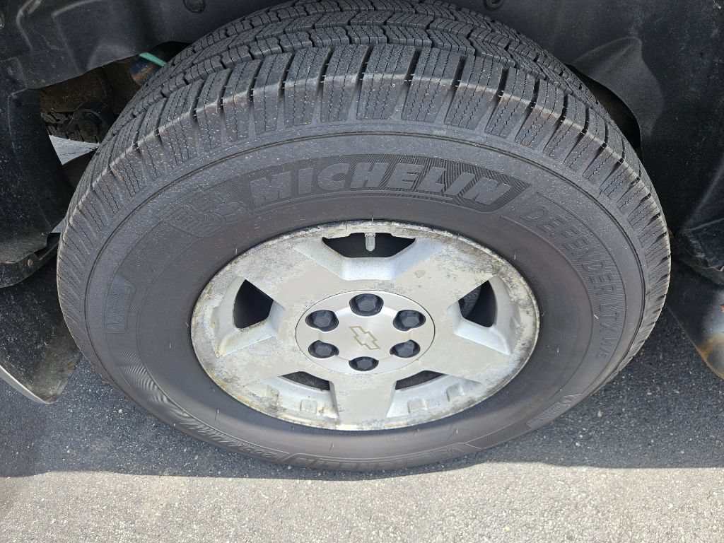 Used 2005 Chevrolet Suburban LT w/ Preferred Equipment Group AWD/4WD image 24