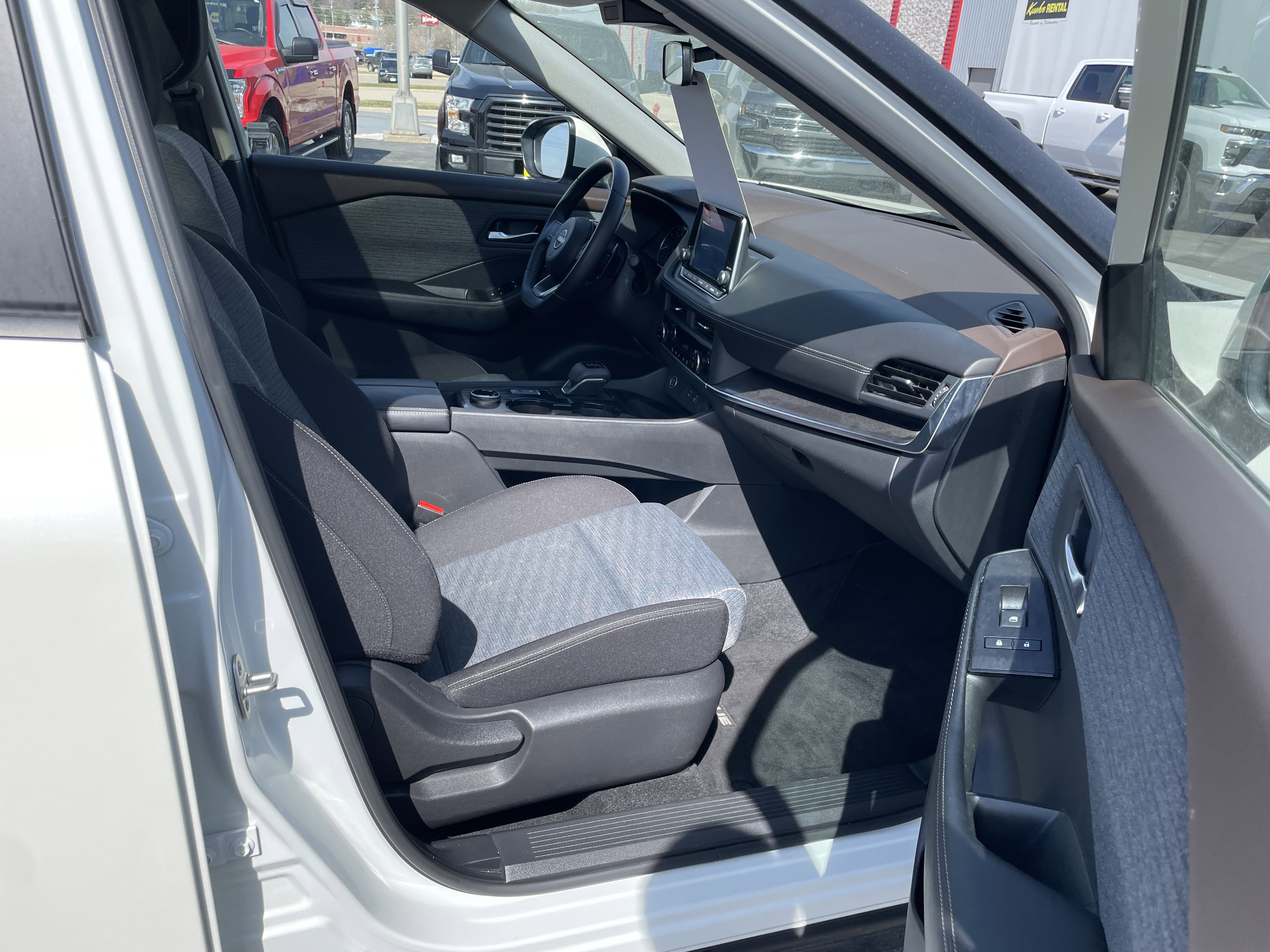 Used 2023 Nissan Rogue SV image 31