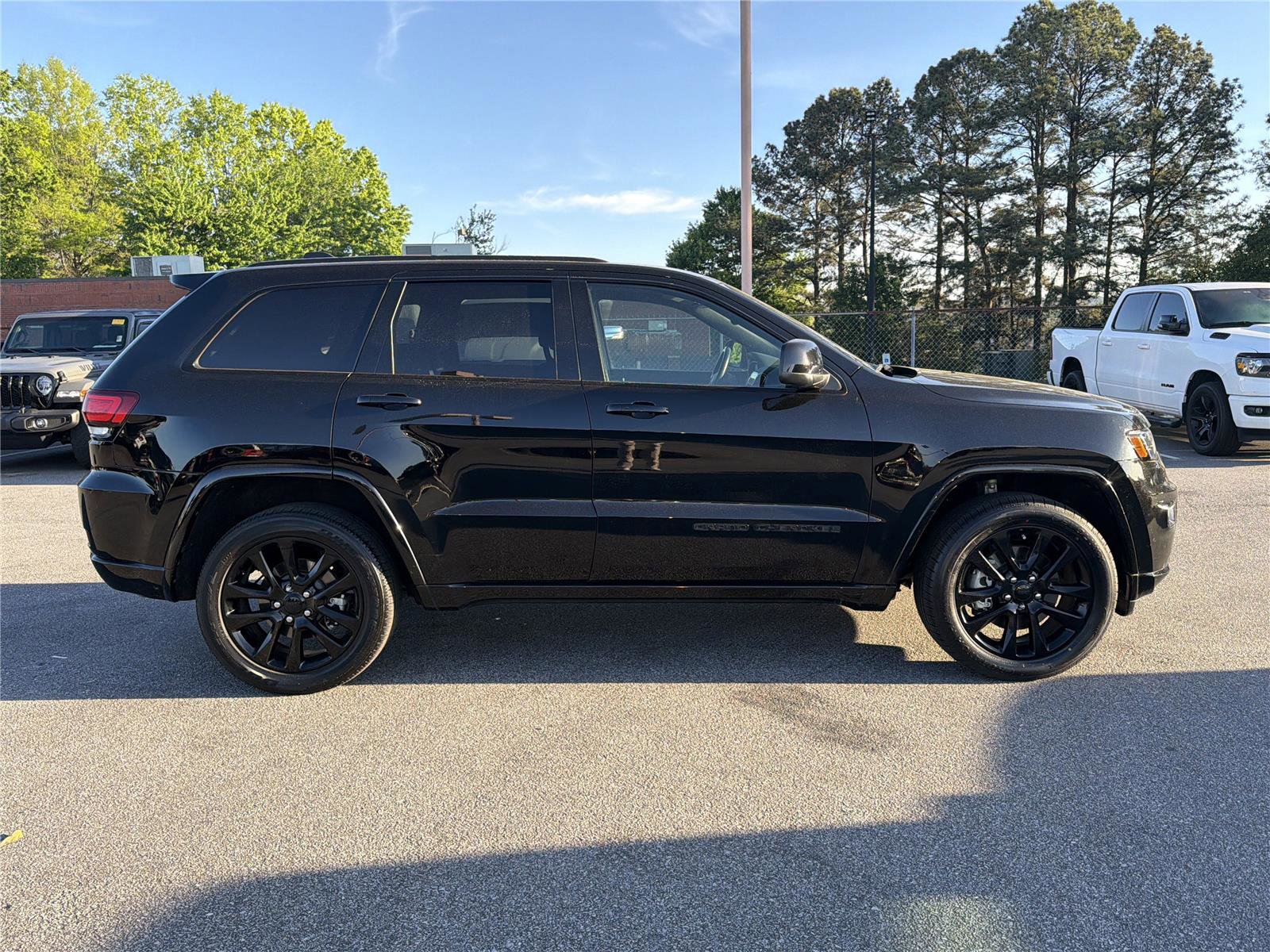 Used 2021 Jeep Grand Cherokee Laredo X image 4