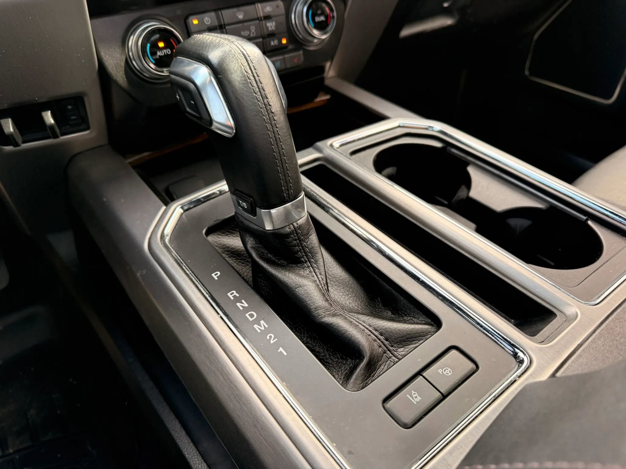 Used 2015 Ford F150 Platinum w/ Equipment Group 701A Luxury image 28