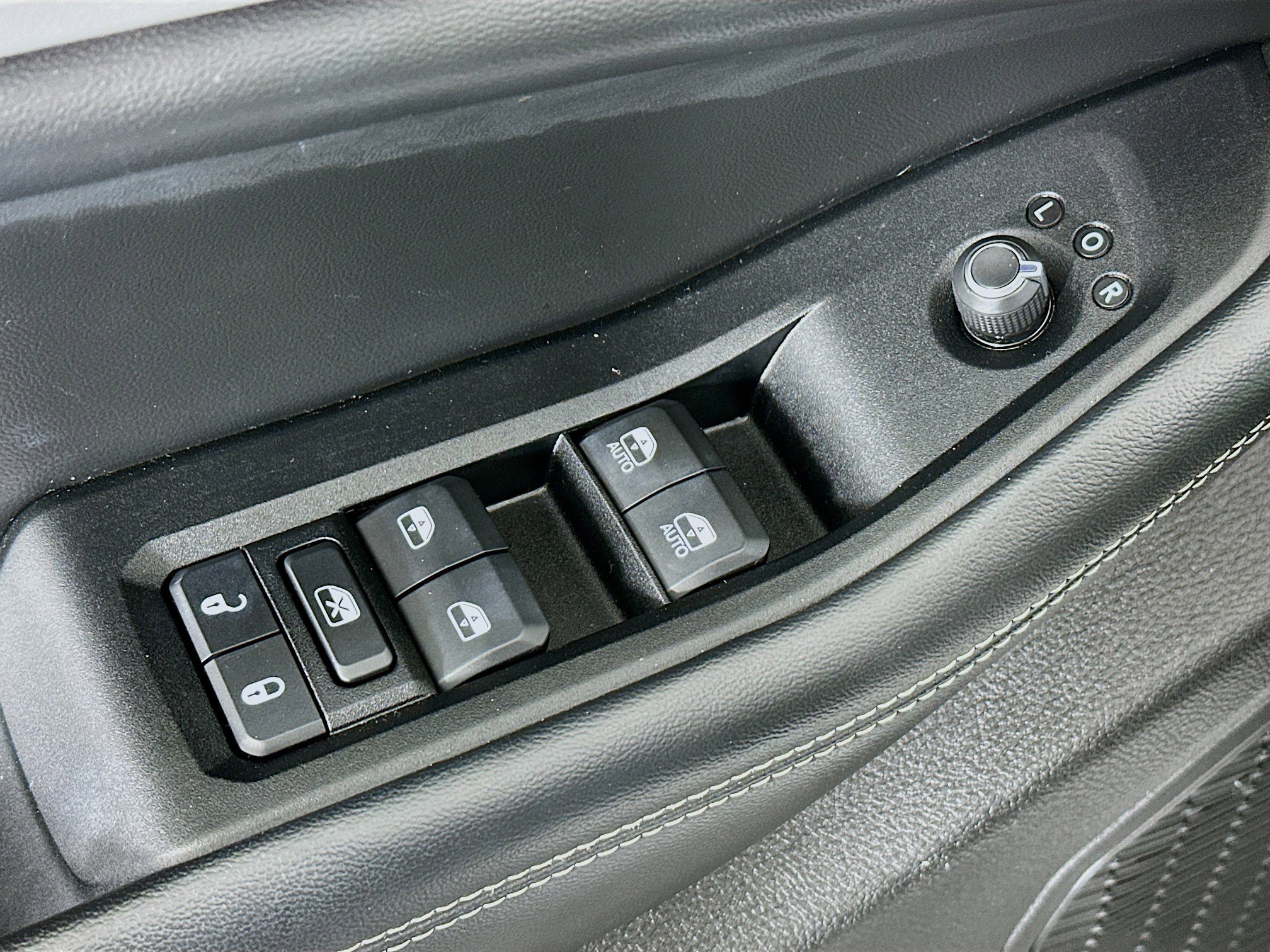 Used 2023 Jeep Grand Cherokee Limited w/ Black Appearance Package image 15