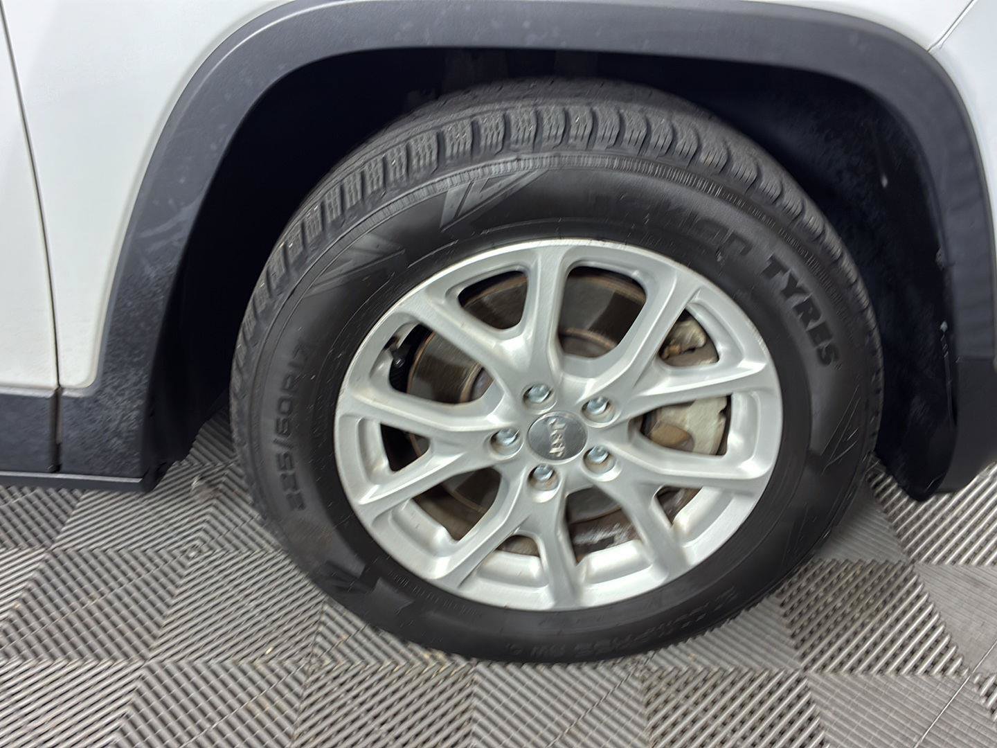 Used 2015 Jeep Cherokee Latitude w/ Cold Weather Group FWD image 12