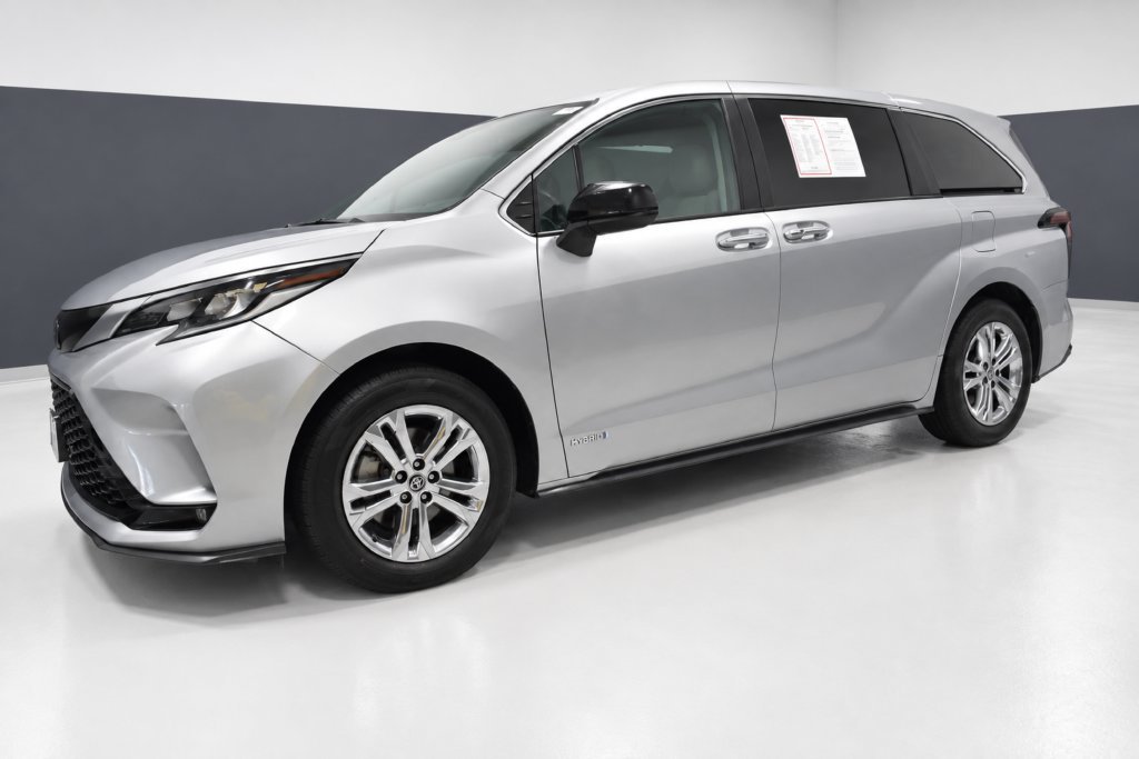 Used 2021 Toyota Sienna XSE AWD/4WD image 2