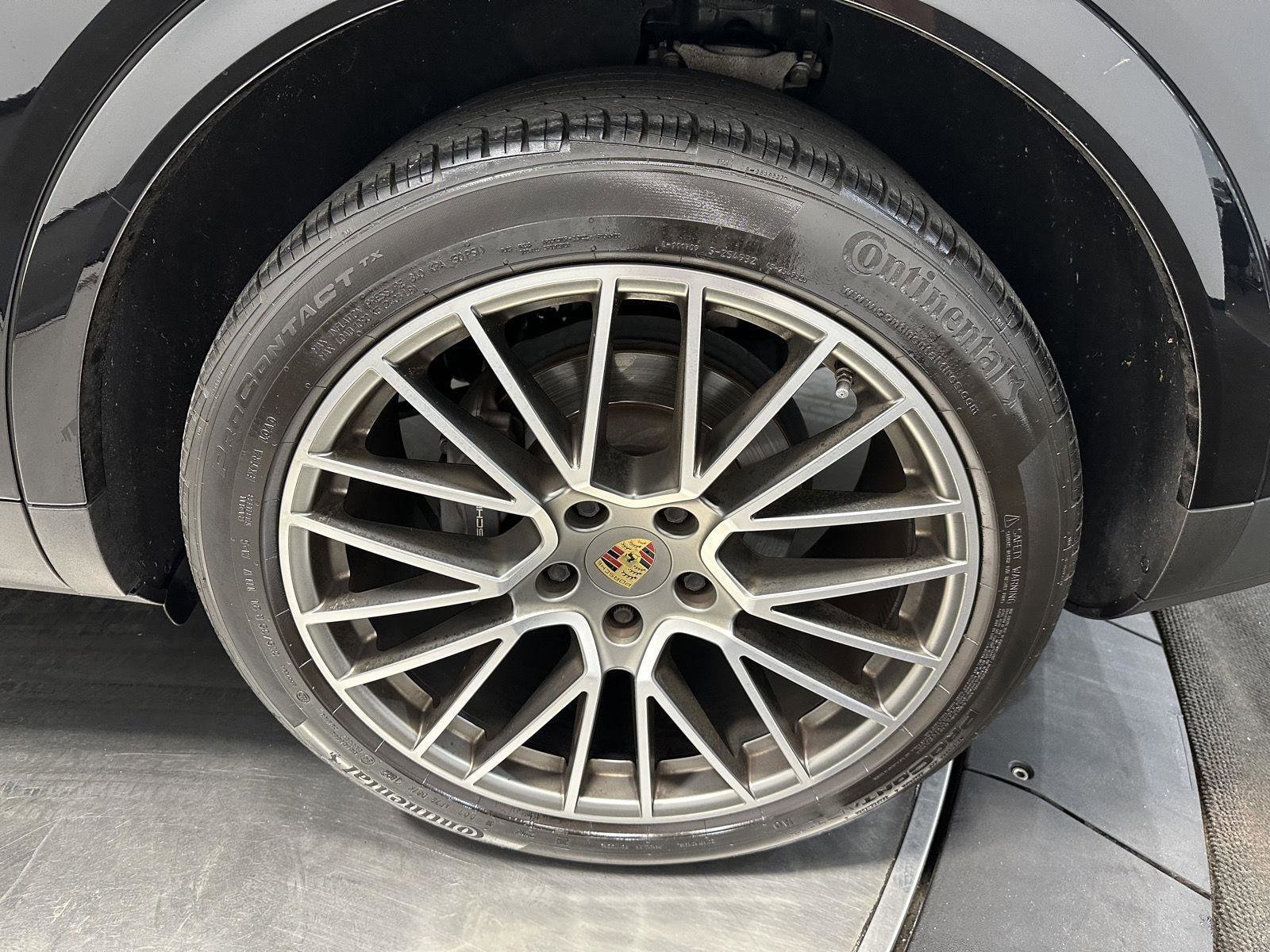 Used 2022 Porsche Cayenne Platinum Edition image 12