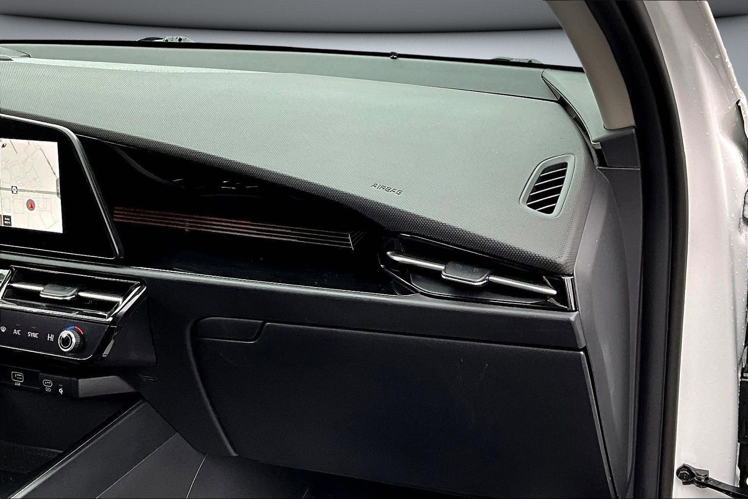 Used 2023 Kia Niro EX image 25