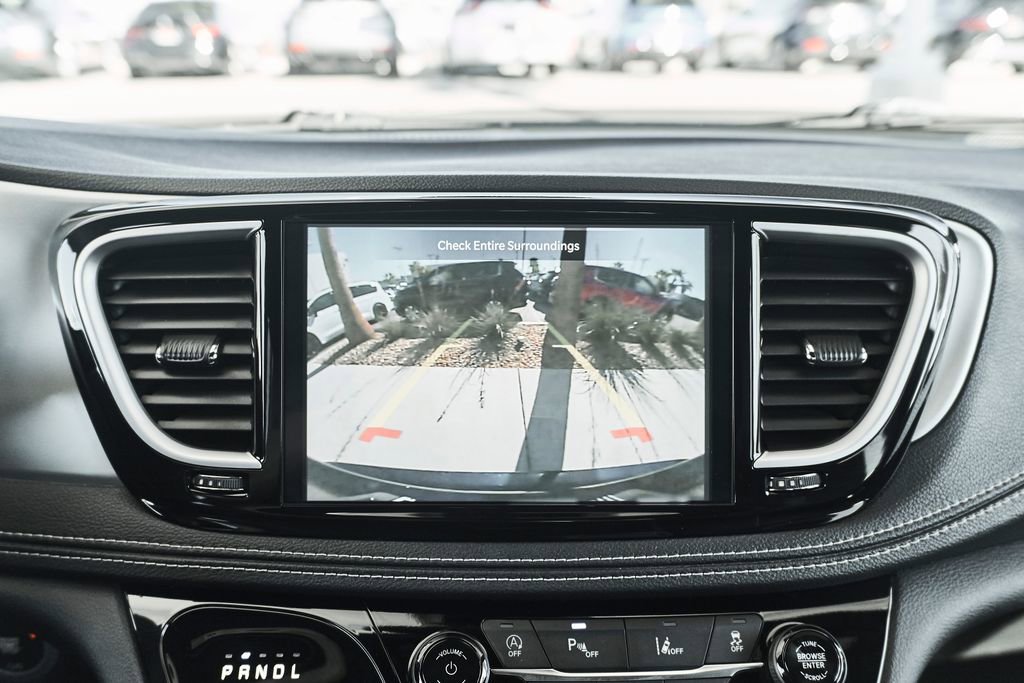 Used 2025 Chrysler Pacifica Limited FWD image 44