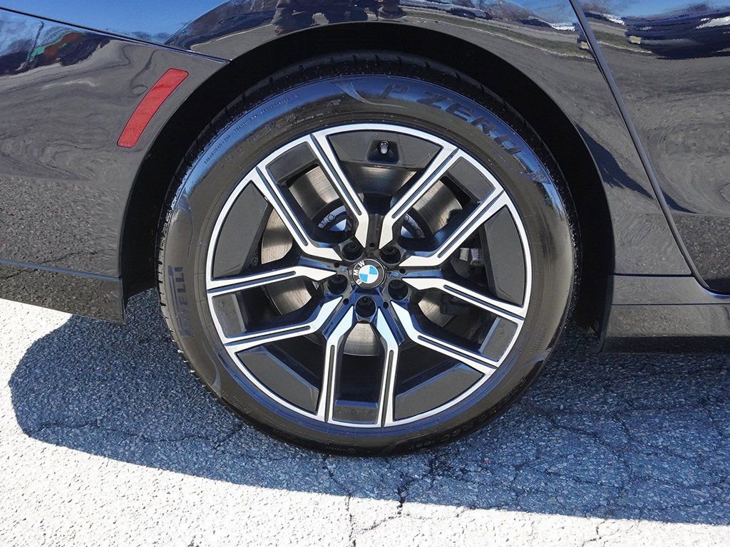Used 2023 BMW 760i xDrive image 22